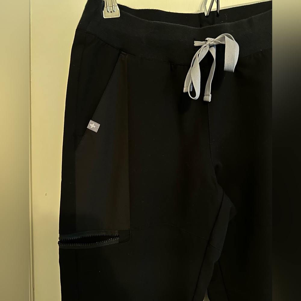 Black Figs Manari Slim Leg Cargo Scrub Pant